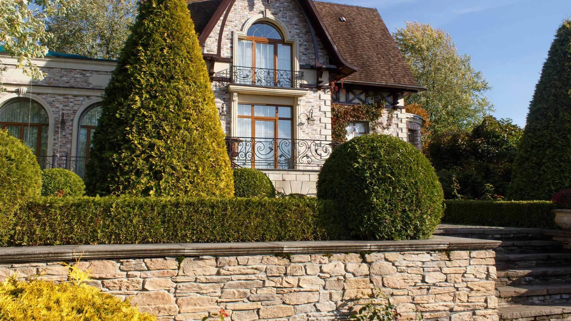 Transforming Your Backyard: Integrating a Deck and Retaining Wall into Your Landscape Design